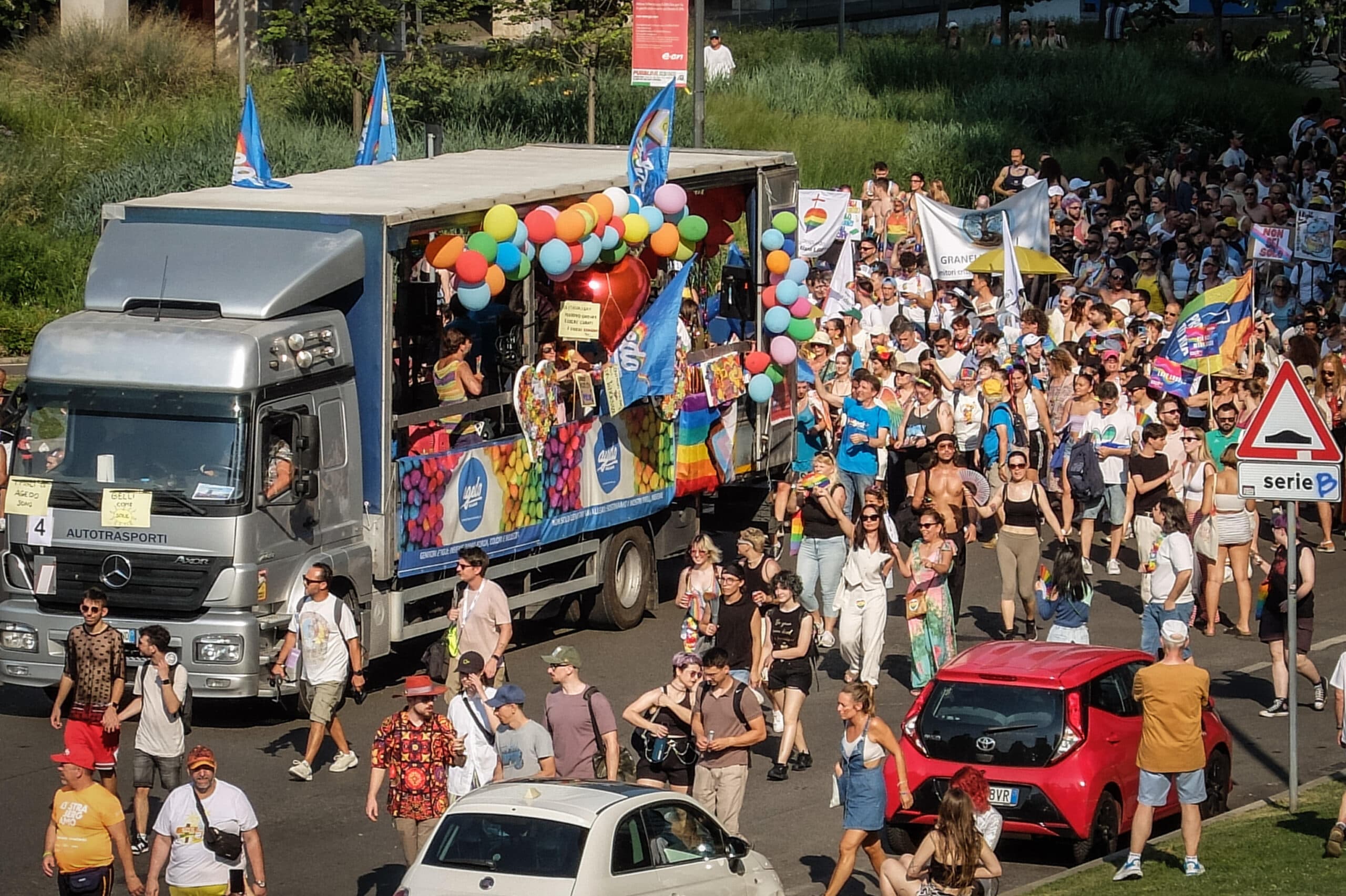Gay Pride a Milano. Schlein ricorda Mirko Moricone: "L'omotransfobia uccide, serve una legge. Politica rifletta"
