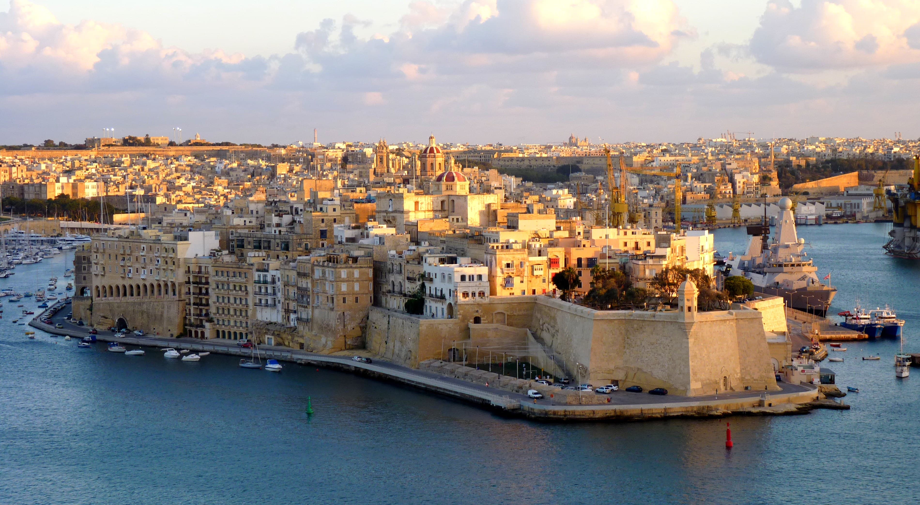 Sei turisti italiani fermati all'aeroporto di Malta per vandalismo: ci sono anche due minori