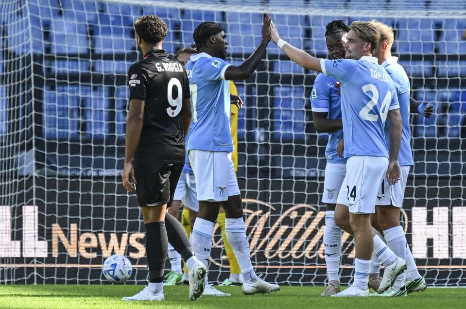 La Lazio cala il tris col Monza e aggancia l'Inter in vetta. Bologna corsaro a Lecce, che Orsolini!