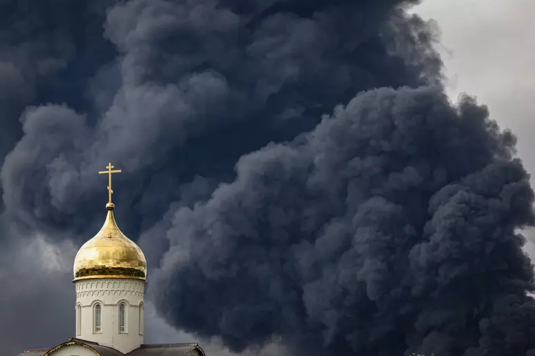 Attacco con 600 droni ucraini sulla Russia. Guardian: "Mosca prepara una provocazione contro Baltici e Polonia"