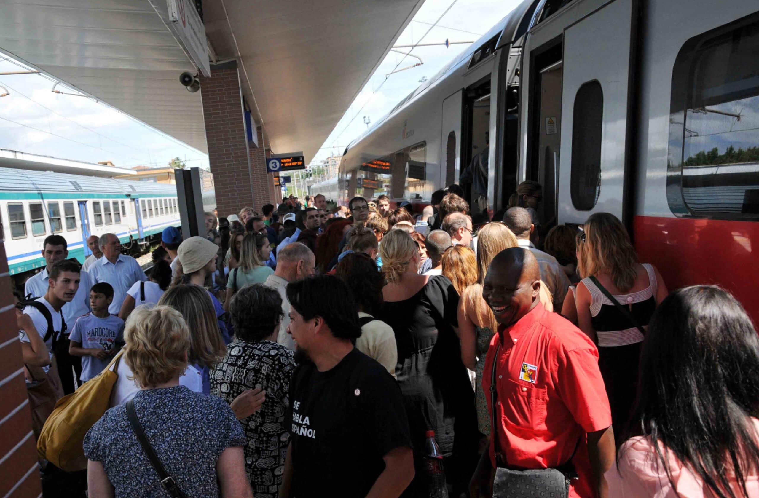 Ancora caos treni. Rfi si difende: "All'estero molto peggio". Danni sull'AV Roma-Napoli, fino a 90 minuti di ritardo