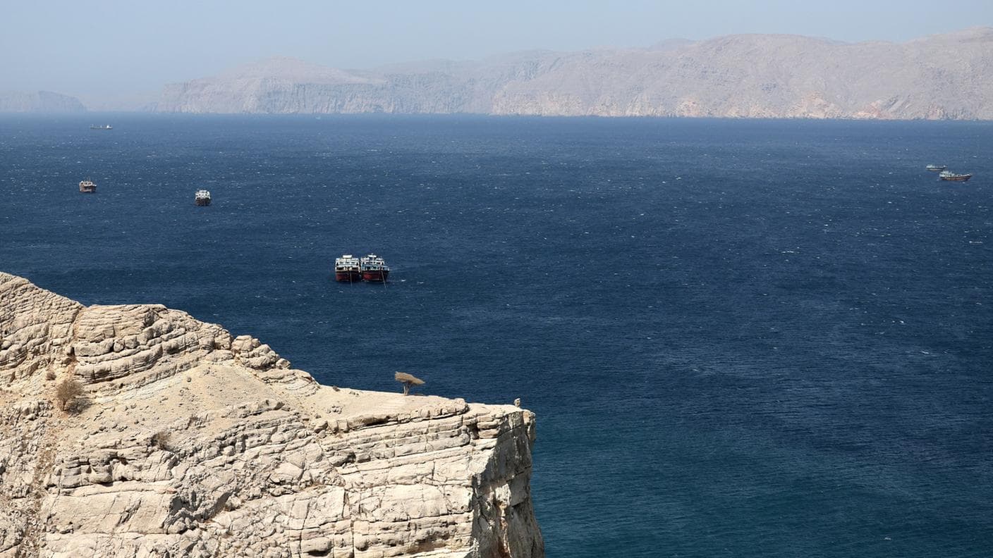 Iran, il blocco di Hormuz mette in crisi Teheran: petrolio fermo, tensione globale