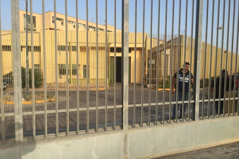 Sequestra e stupra la compagna che voleva lasciarlo, arrestato un 40enne a Pedara