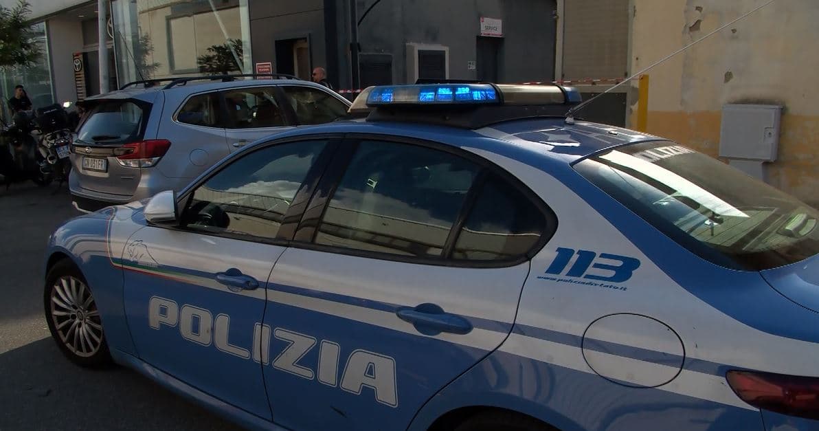 Milano, precipita per 15 metri in piazza Gae Aulenti: morto un ragazzo di 21 anni