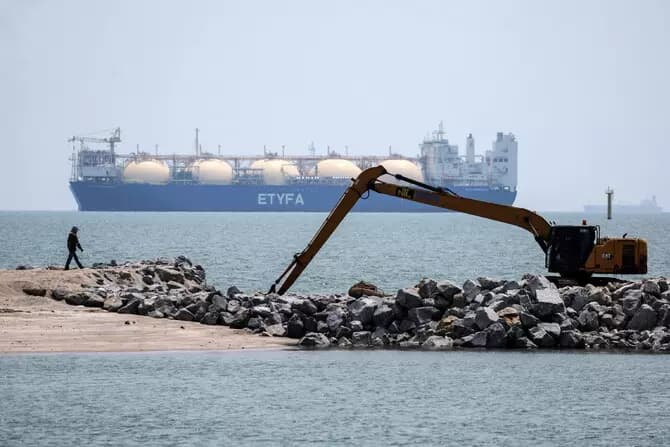 Iran, gli Usa colpiscono i pasdaran nello Stretto di Hormuz: petrolio verso i 90 dollari