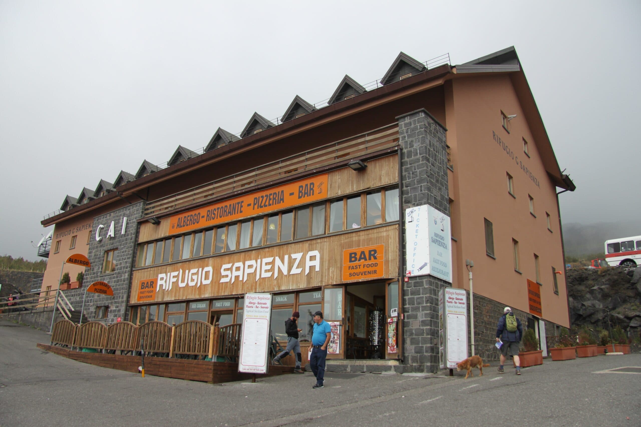 Etna, malori al Rifugio Sapienza: ospiti evacuati nella notte, sospetta inalazione di monossido