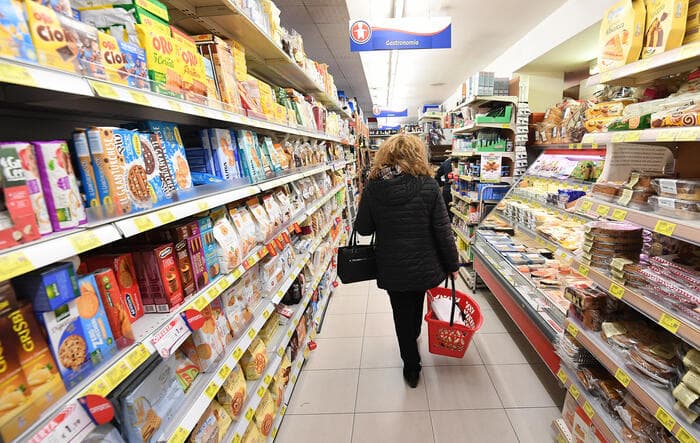 Si allarga il caro prezzi, sale la spesa per le famiglie anche per frutta e verdura: 1.100 euro aggiuntivi in un anno