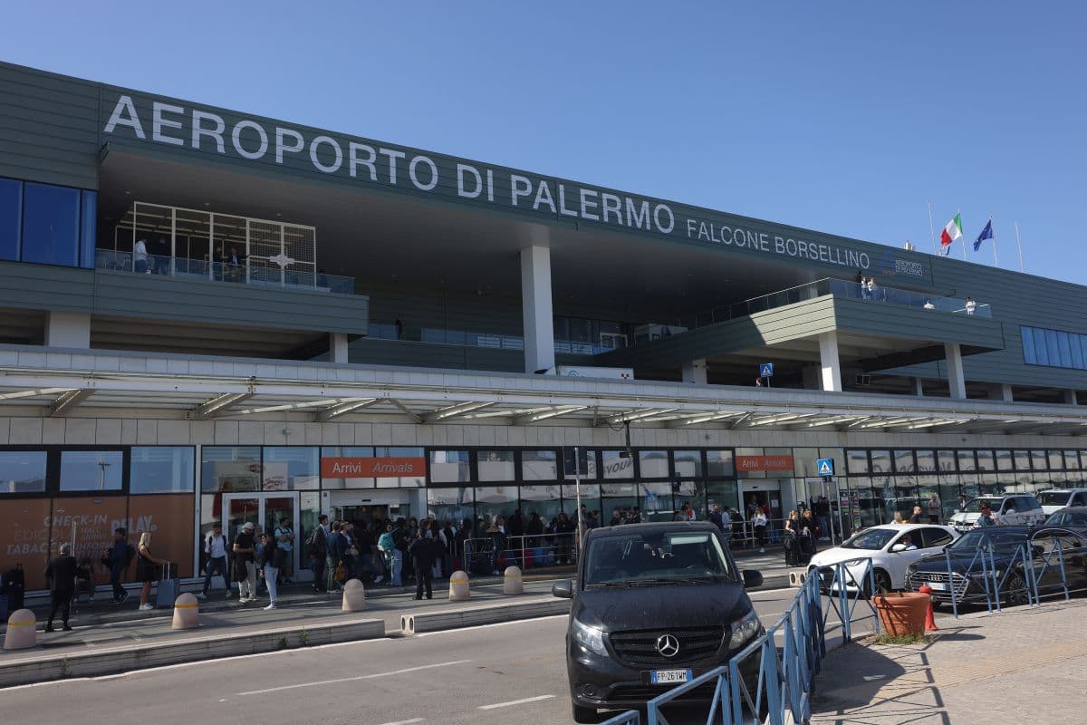 Chiude le dita davanti ai poliziotti, ragusana portata in salvo a Palermo: viveva segregata in Egitto