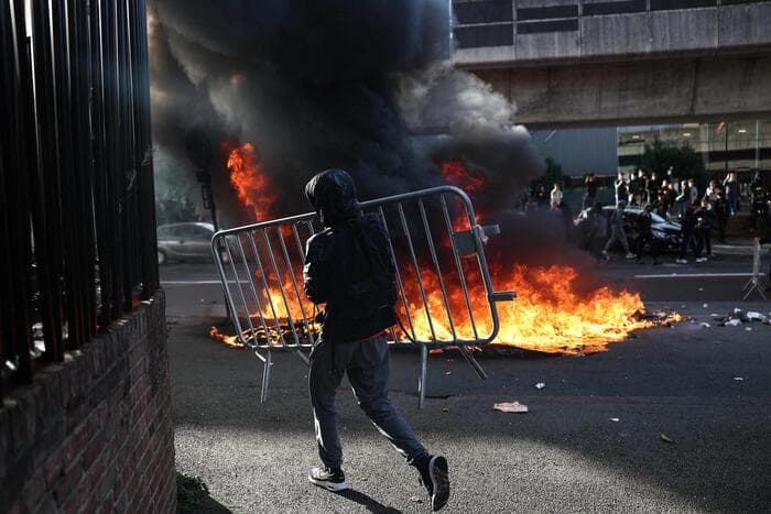 Gli studenti incendiano la Francia, scuole date alle fiamme e duemila fermi