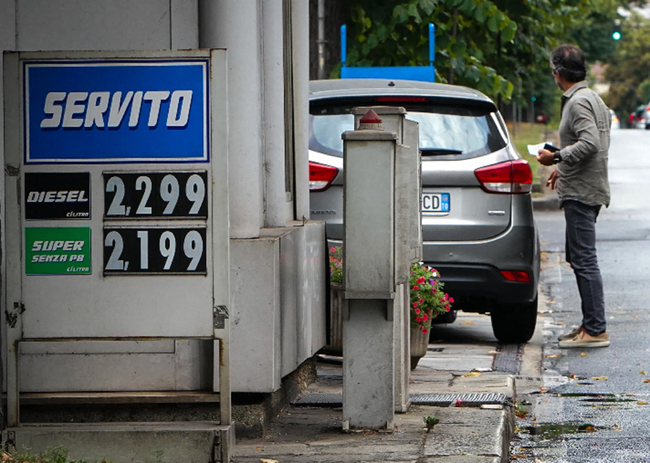 Benzina a 2,017 euro, gasolio a 2,137: oggi il governo decide sulla proroga del taglio