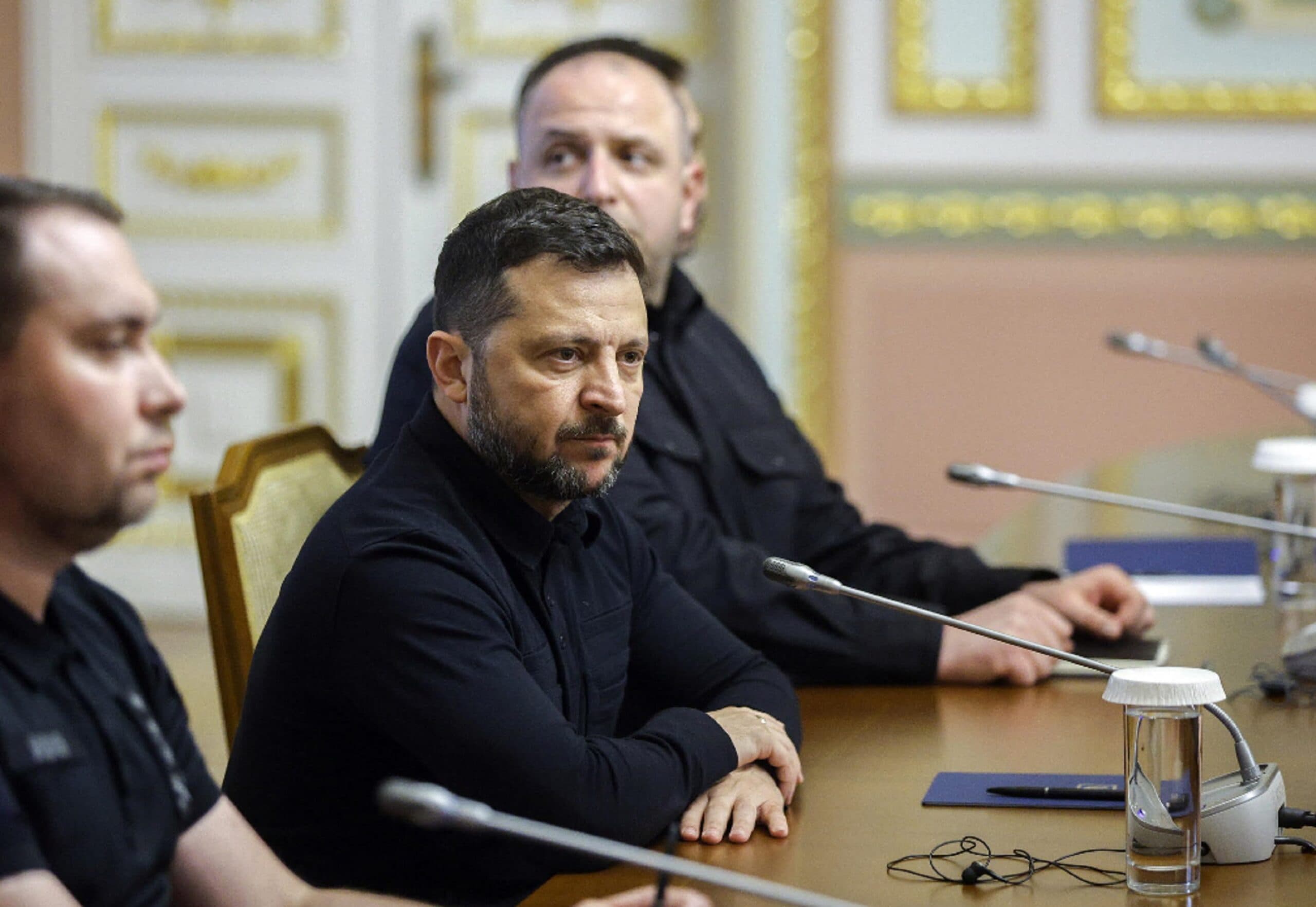 Kiev: "Pronti al compromesso". Mosca auspica colloqui trilaterali a breve. L'aereo di Zelensky quasi colpito da un drone
