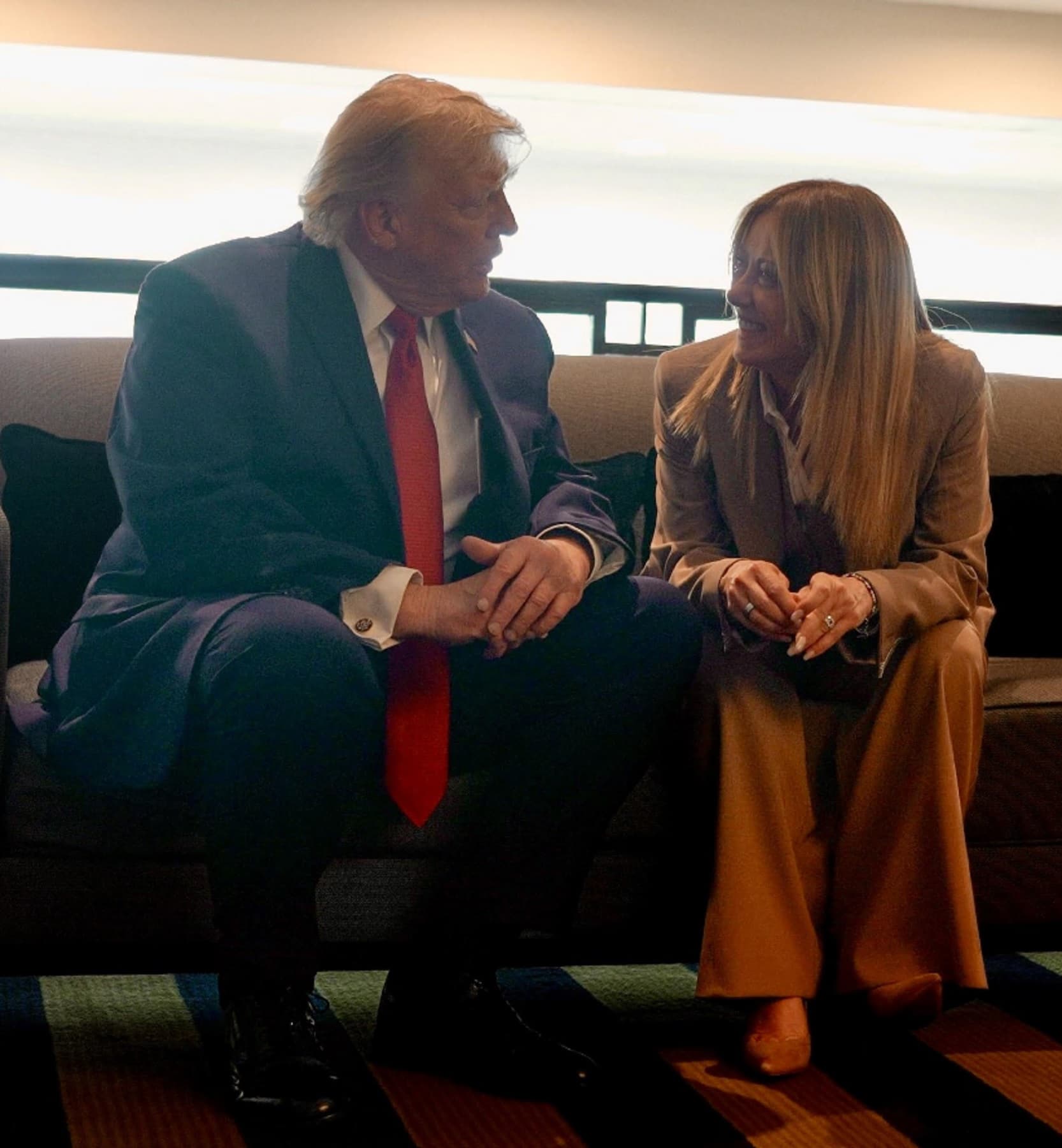 Trump: "Meloni mi ha implorato di fare una foto con lei, mi ha fatto pena"