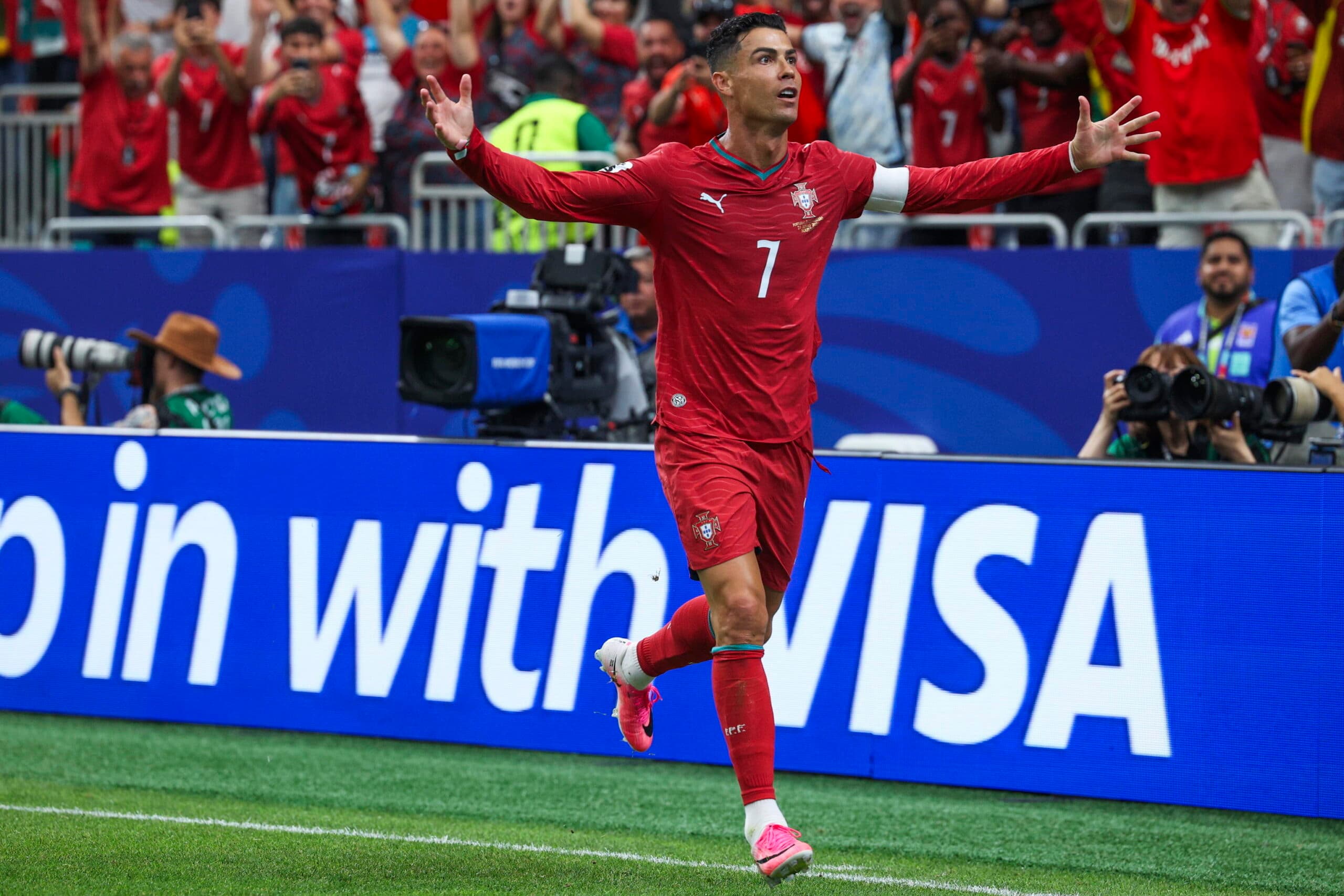 Il Portogallo si riscatta e travolge l'Uzbekistan 5-0: Ronaldo da record, doppietta e risposte alle critiche