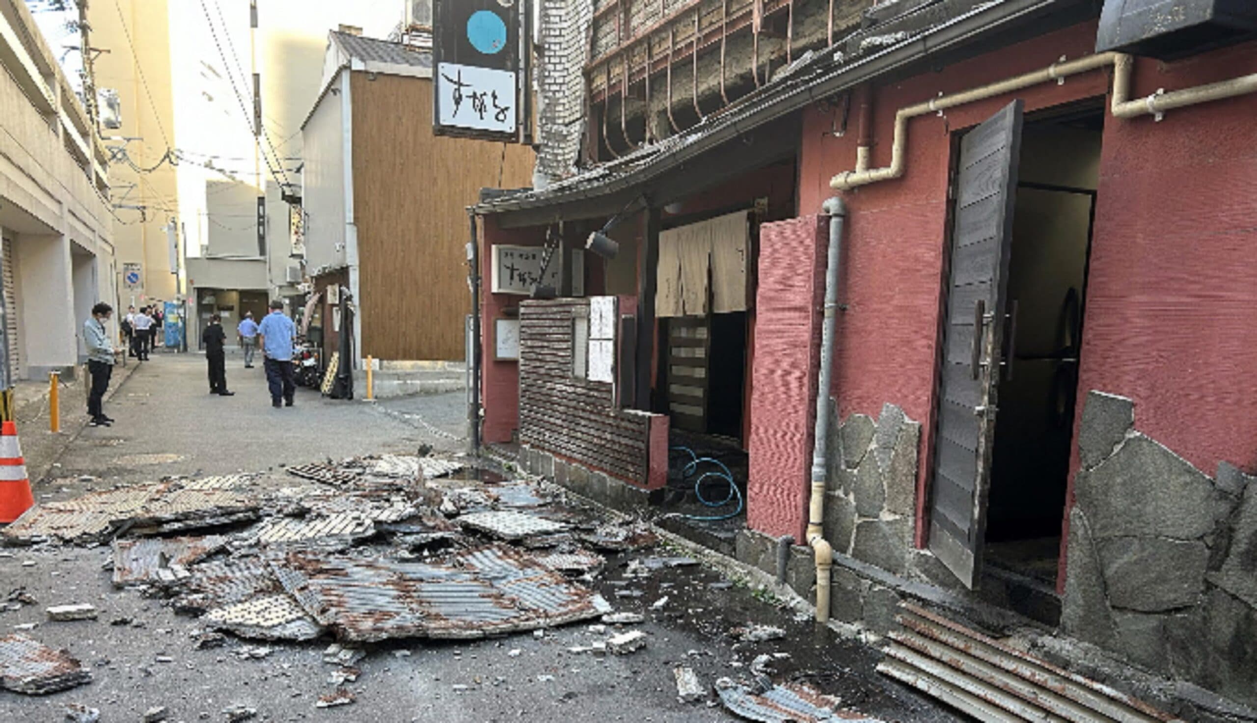 Terremoto in Giappone: numerose vittime nel crollo di un centro commerciale: ordine di evacuazione per 300.000 persone