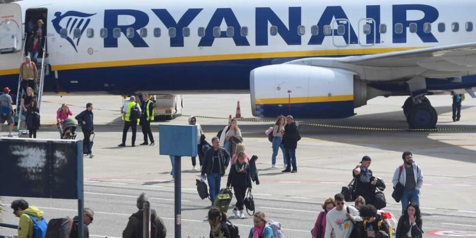 Ryanair cede dopo l'indagine: addio al contestato supplemento per le famiglie
