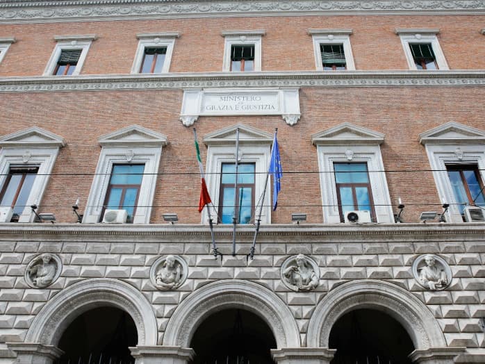 Violenza sessuale in ufficio: chiesta archiviazione per il senatore di Forza Italia Francesco Silvestro