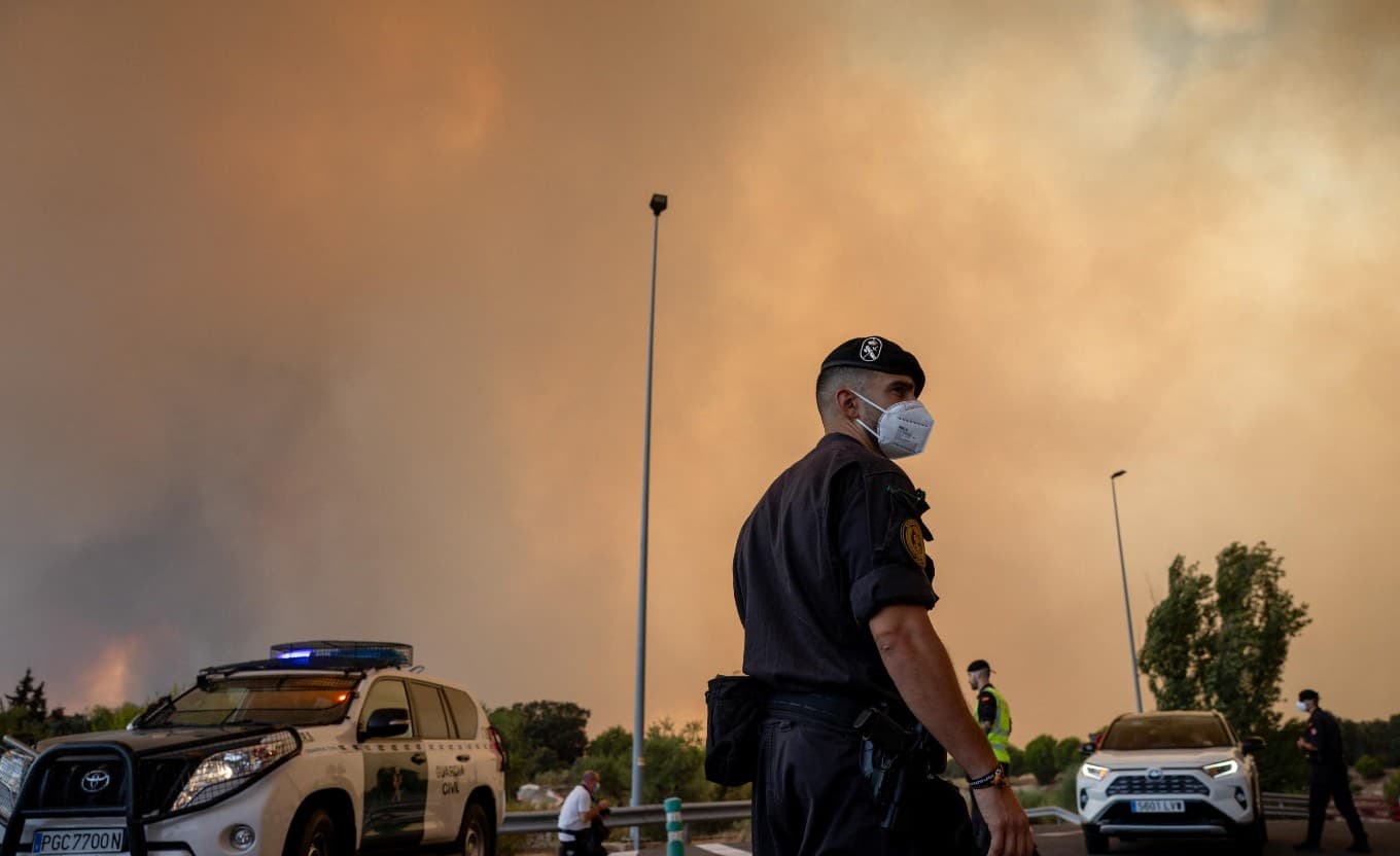 L'Europa brucia tra Francia e Spagna: decine di migliaia di evacuati, fiamme fuori controllo e soccorsi via mare