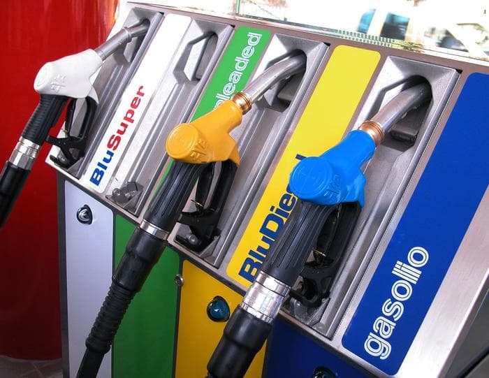 Benzina e gasolio, prezzi in aumento: in cinque giorni il pieno costa fino a 3 euro in più