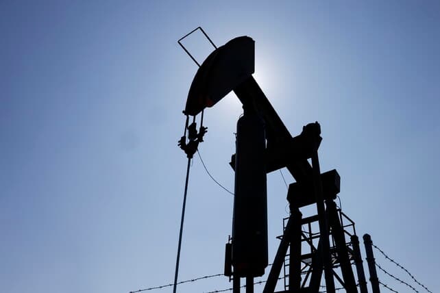 Il prezzo del petrolio scende sotto i 100 dollari, gas in calo a 78,36 euro al megawattora