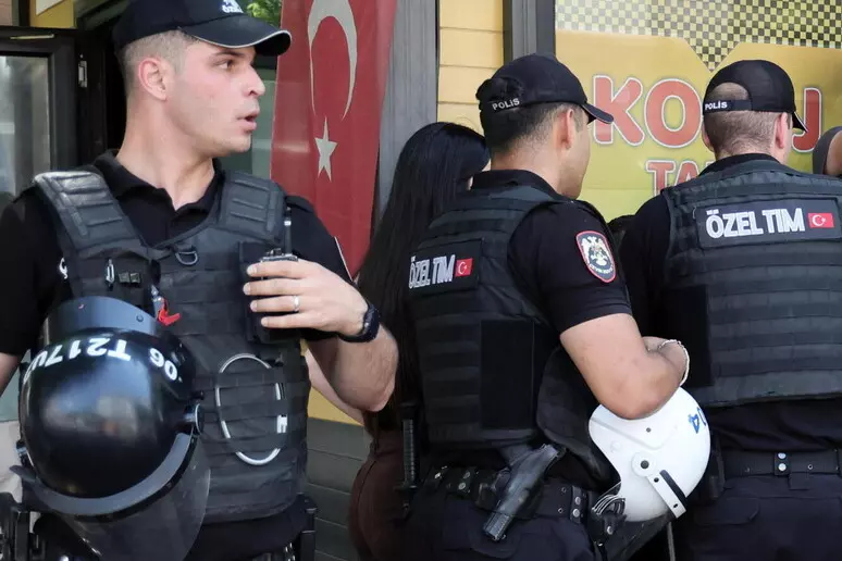 Turchia, spari davanti a una scuola superiore: otto studenti feriti. Arrestato il presunto autore