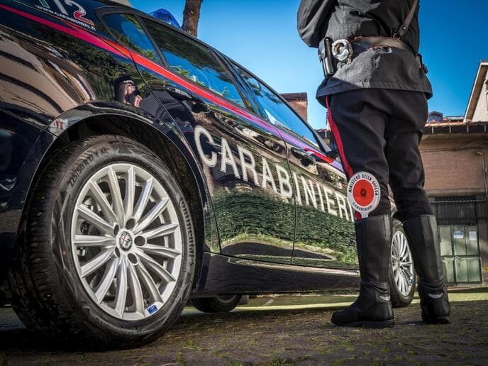 Reggio Emilia, presa a calci e pugni per aver rimproverato una bambina: denunciati i genitori