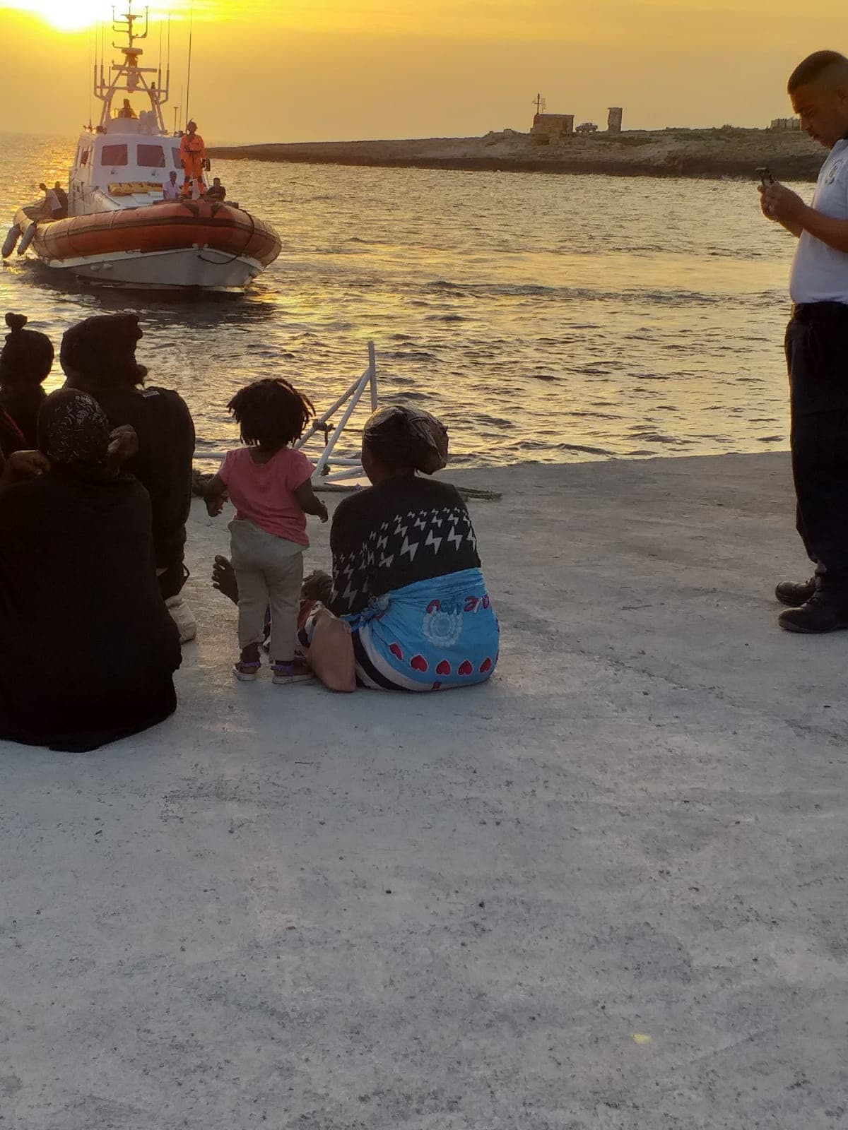 Nuovo sbarco a Lampedusa, in 58 su un barchino di 7 metri: ci sono anche donne e minori
