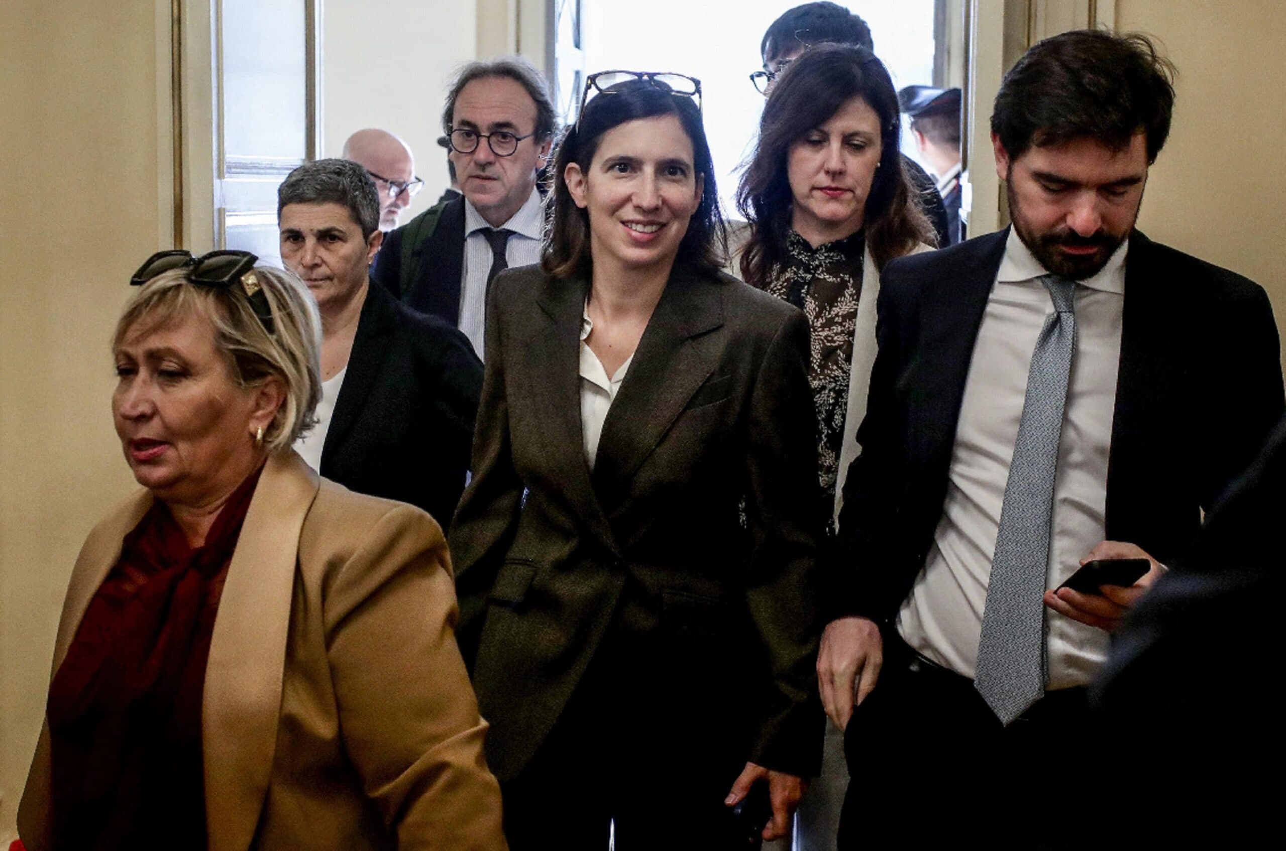 Segreteria Pd: "Il programma si scrive anche con i centristi. Pronti alle primarie"