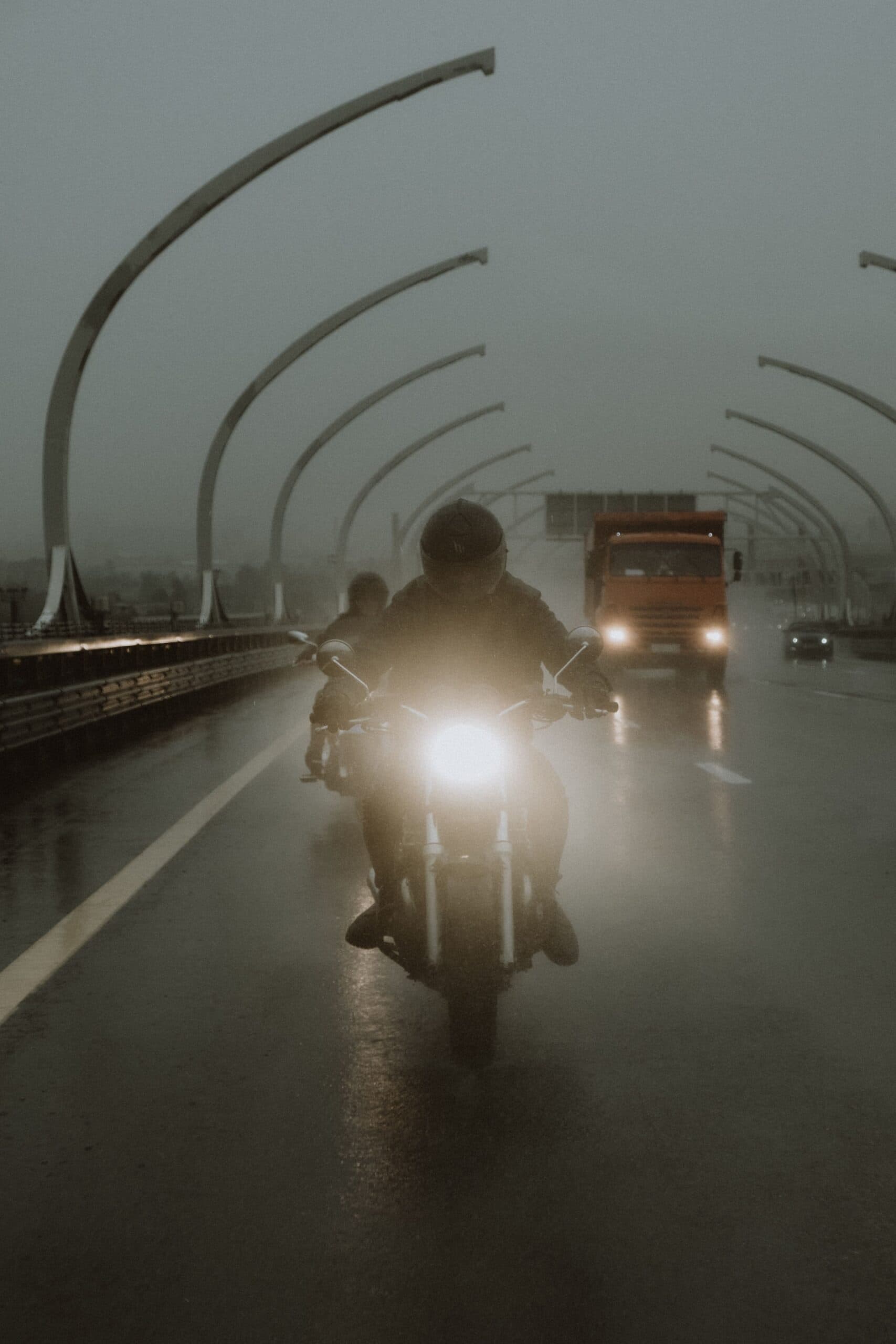 Codice strada: code in autostrada, le moto potrebbero usare la corsia di emergenza