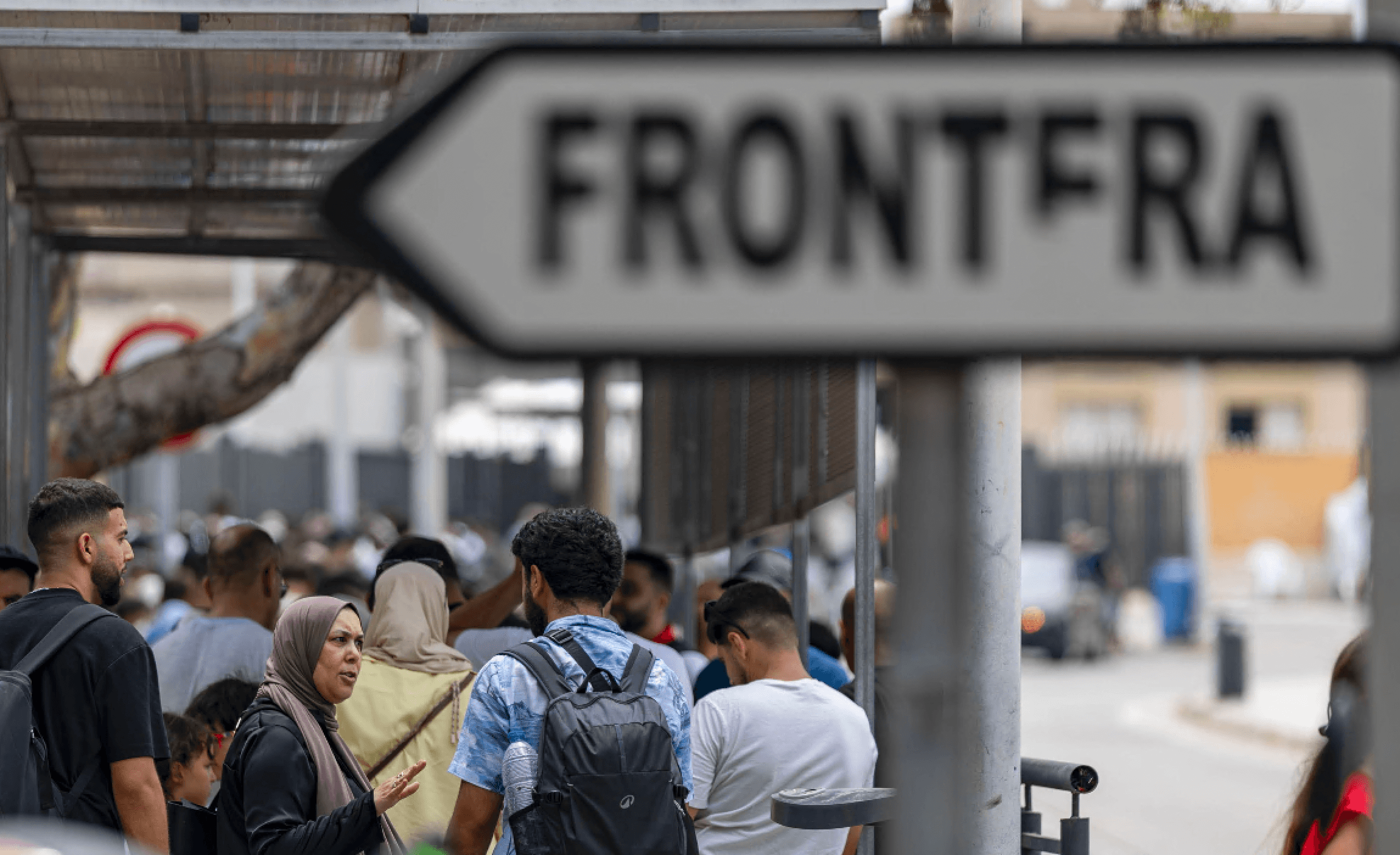 Tensione al confine con Ceuta: sventato il maxi-assalto, centinaia di fermi e reporter spagnoli espulsi