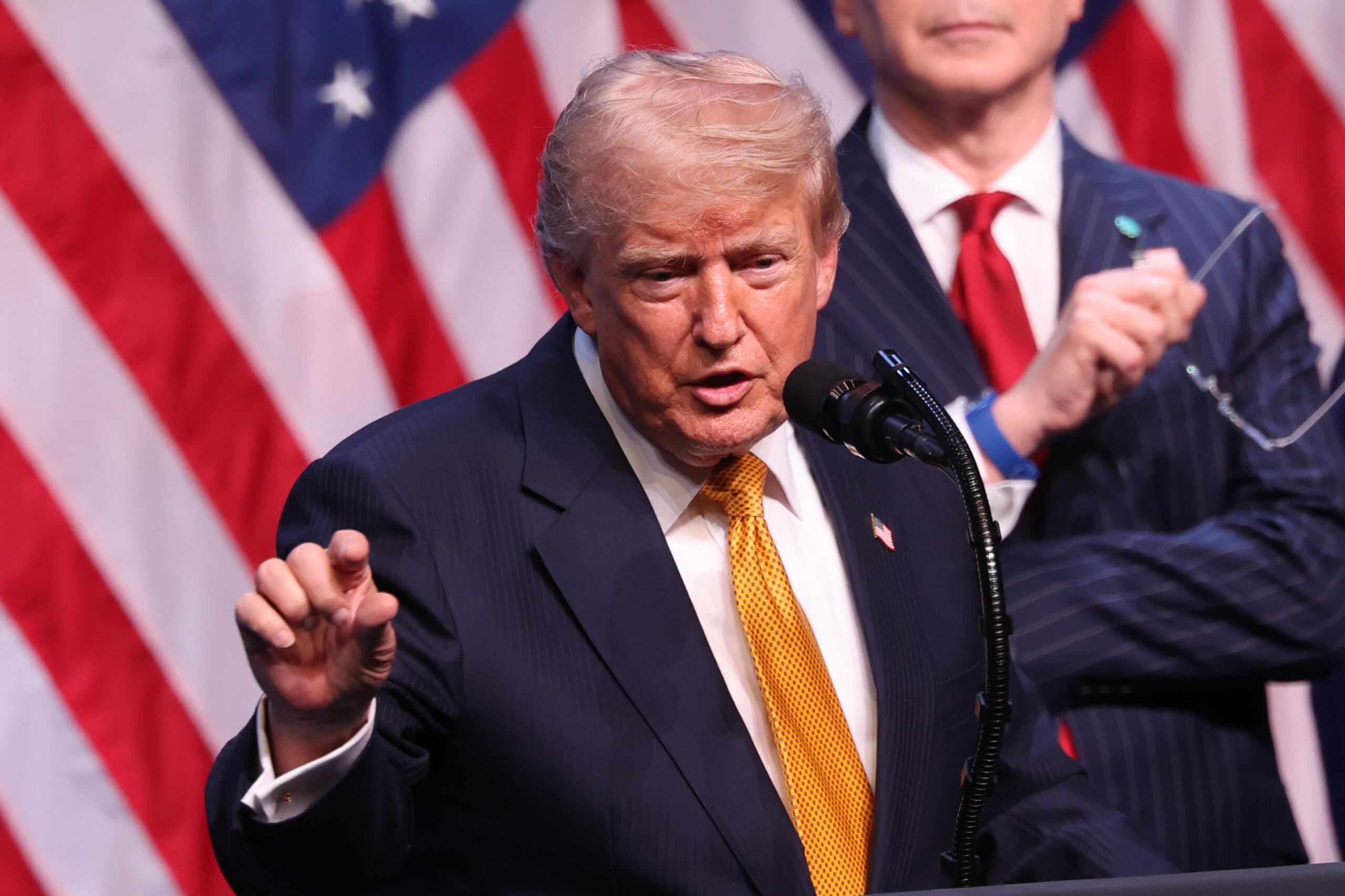 Trump attacca gli alleati e poi frena: "La Nato è unita"