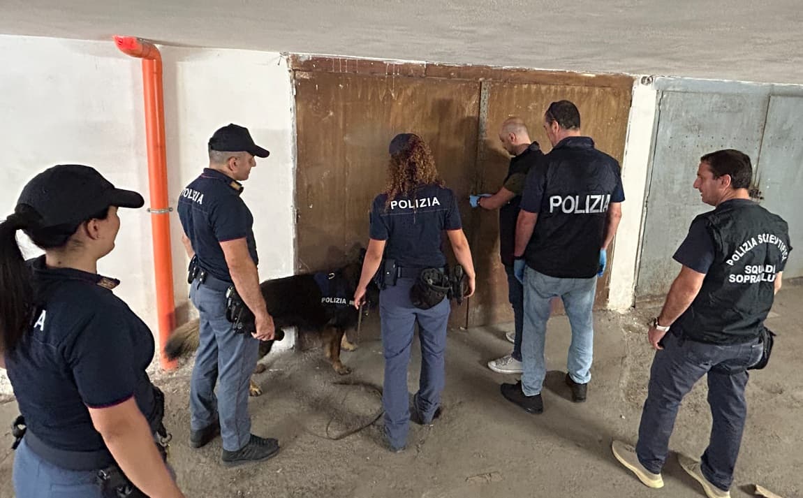 Kalashnikov, pistole e droga in garage: sequestrato arsenale a Catania