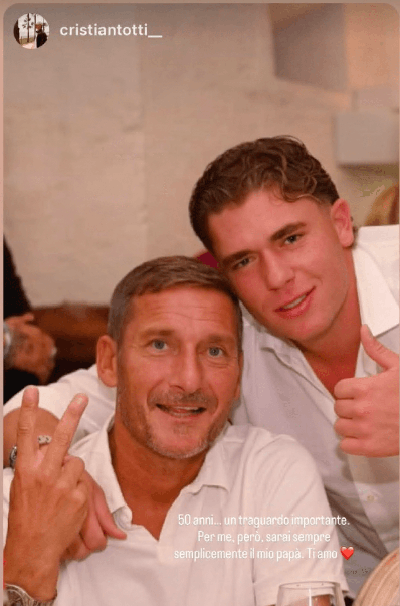 Il “pupone” è cresciuto: Francesco Totti compie 50 anni. Il figlio Cristian: «Per me sei semplicemente papà. Ti amo»