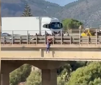 Casteldaccia, tenta di lasciarsi cadere da un ponte: militare dell’Esercito lo salva