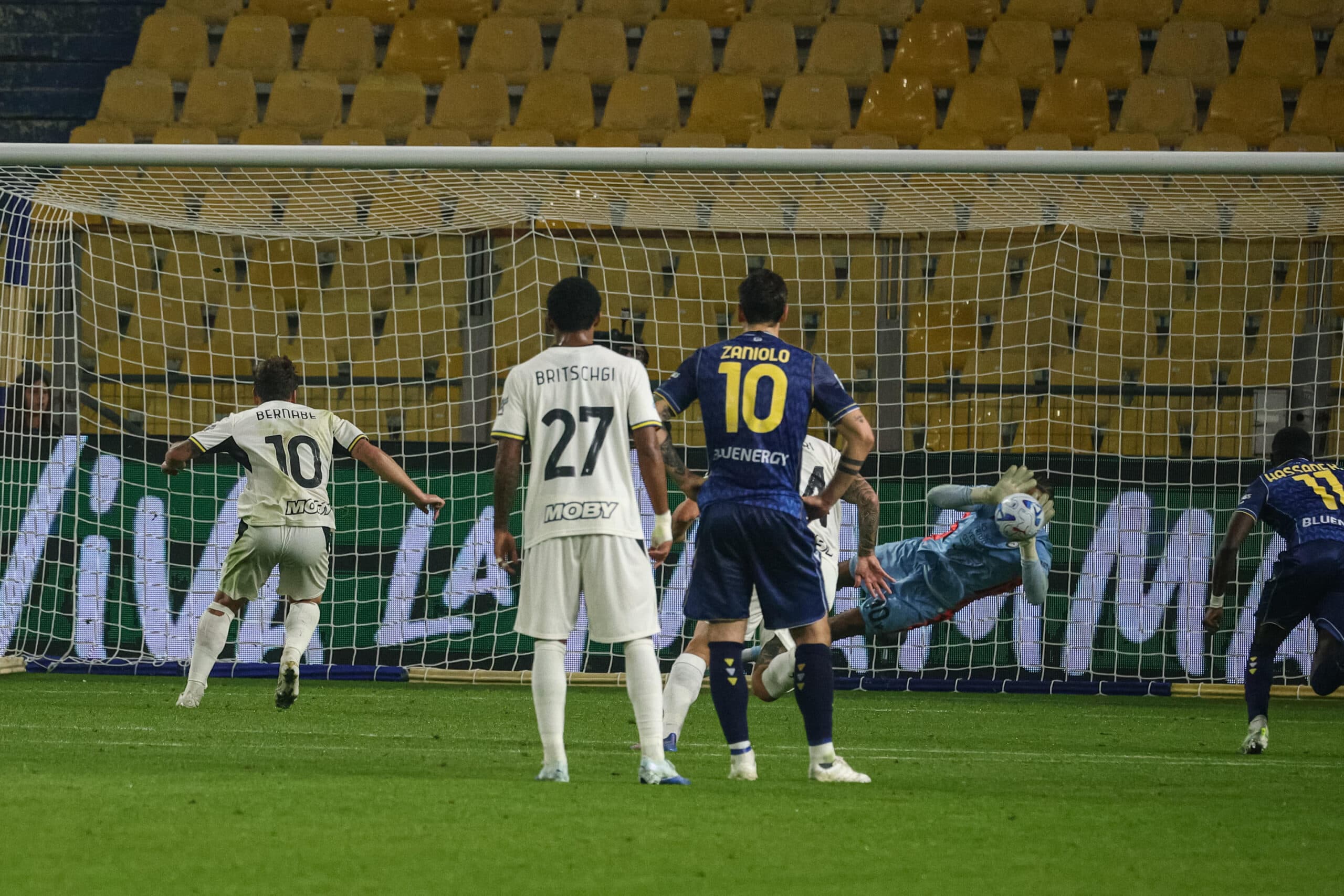 Parma-Udinese 0-0: la paura frena i gialloblù, Bernabè sbaglia un rigore. Per Gilardino è il primo punto