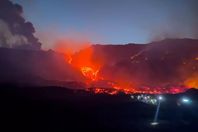 Si placa una bocca di fuoco, ma l’Etna non si ferma e non sembra dar tregua