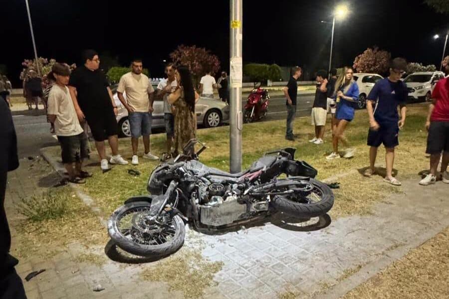 Notte di paura a Corigliano-Rossano: moto in fiamme dopo uno schianto a Schiavonea e un'auto fuori strada a Petra