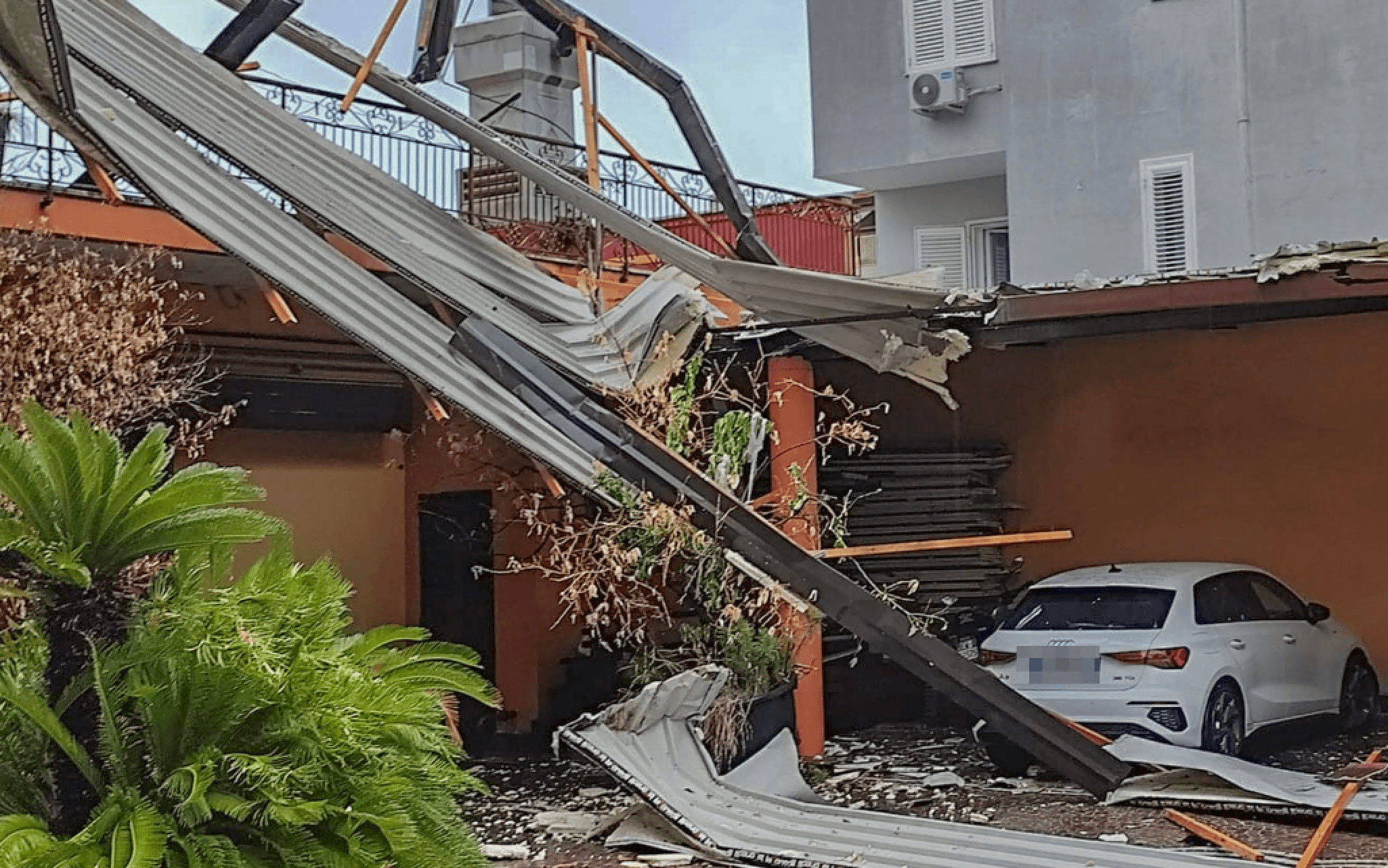 Maltempo in Campania, allagamenti e scuole chiuse in 46 comuni: stop sulla Domitiana