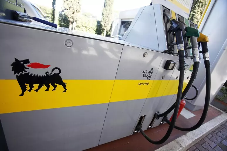 Gasolio, Eni taglia (di nuovo) il prezzo consigliato: scende a 2,19 euro al litro