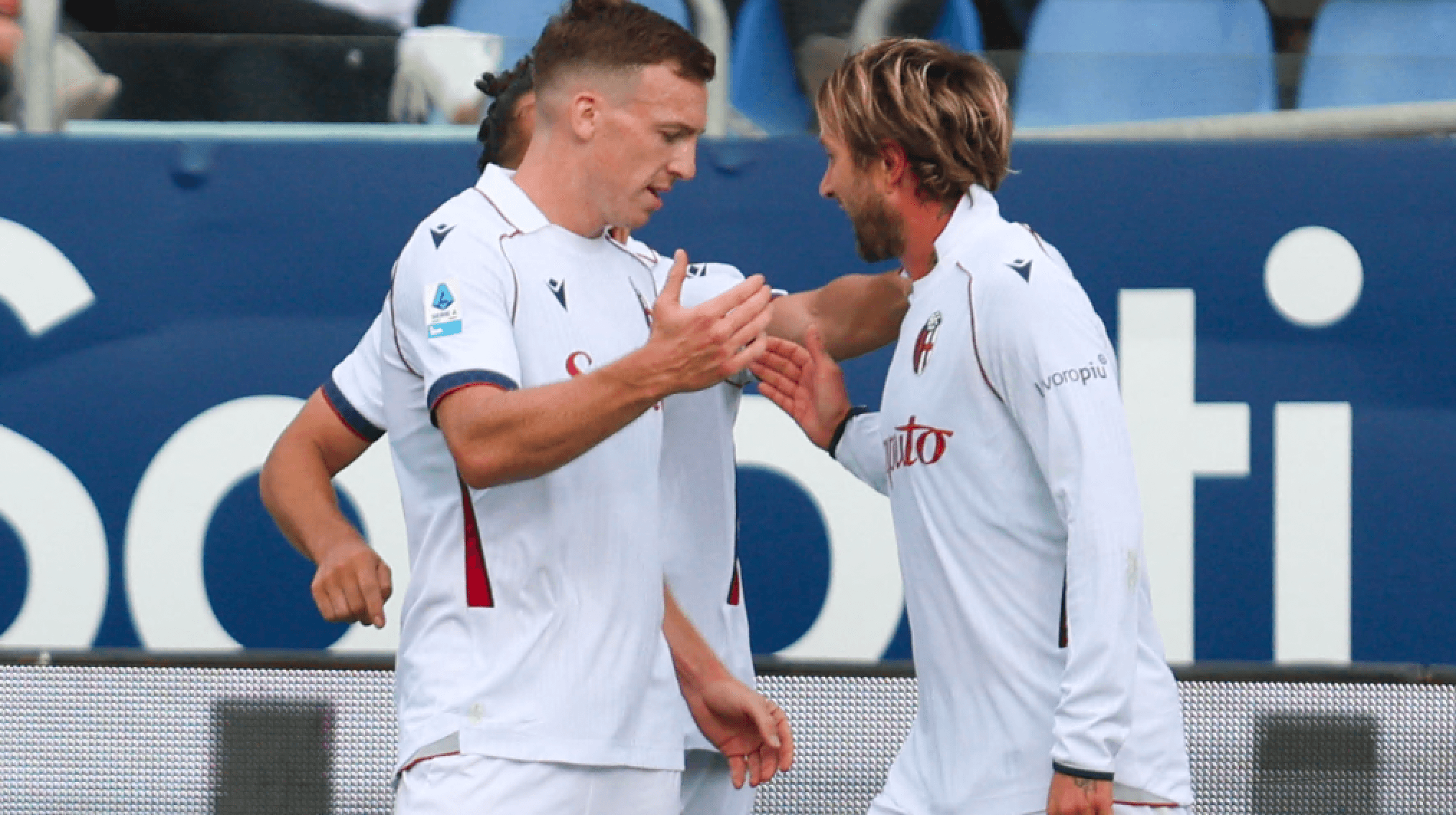 Il Como non soffre neanche il turnover: Douvikas stende il Sassuolo. Il Cagliari si scioglie in casa col Bologna
