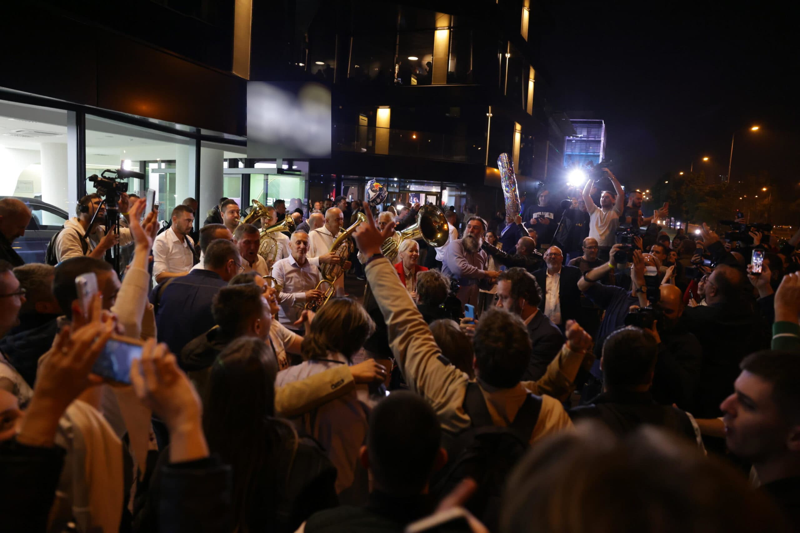 Gli studenti vincono le elezioni in Serbia: lo annuncia lo sconfitto Vucic