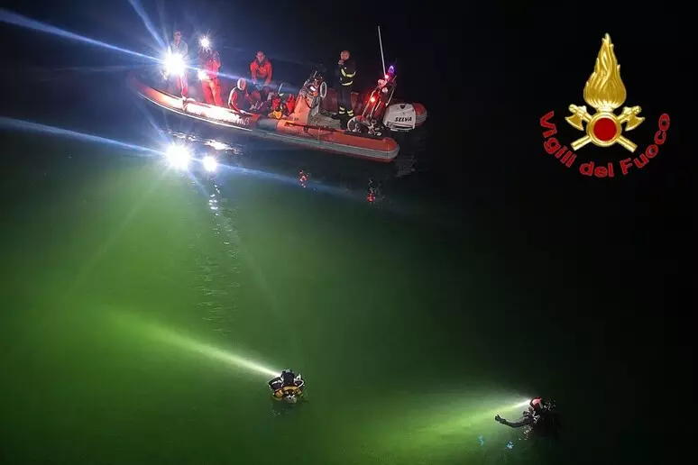 Auto con 9 ragazzi a bordo finisce in un canale nel Milanese: morti tre 17enni, il conducente positivo all'alcol test