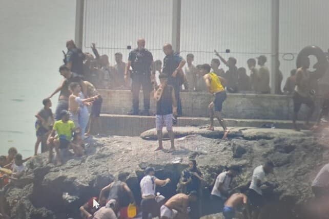 Tensione a Fnideq: la polizia marocchina disperde centinaia di migranti al confine con Ceuta