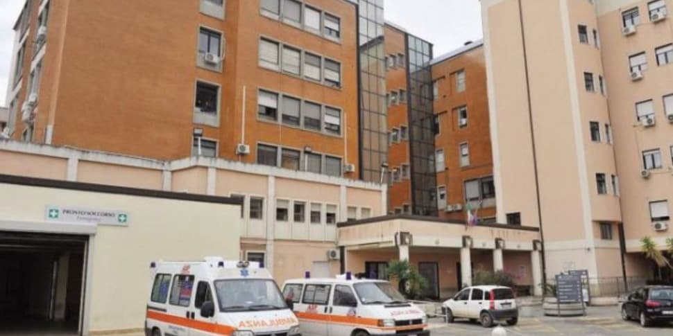 Corigliano-Rossano, sfonda con l'auto l'ingresso del pronto soccorso dell'ospedale Compagna