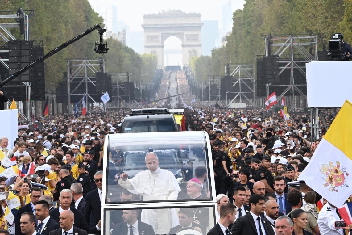 Leone star sugli Champs-Elysees, in 800mila alla messa. Il Papa sprona i cattolici francesi: "Non nascondetevi, rinnovate la nazione"