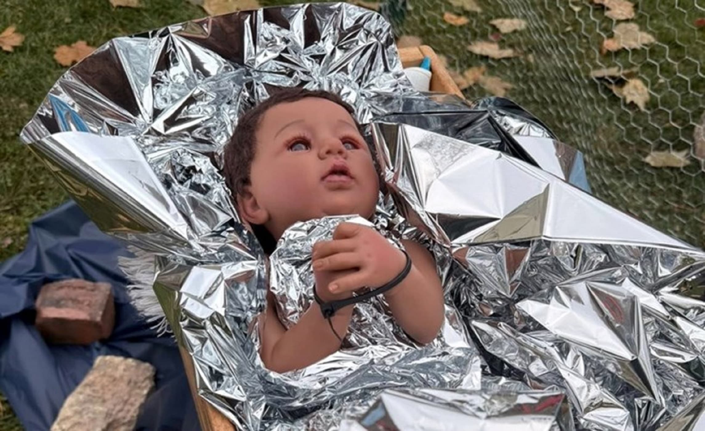 Gesù ammanettato nei presepi americani: la protesta delle chiese contro le politiche di Trump sull’immigrazione