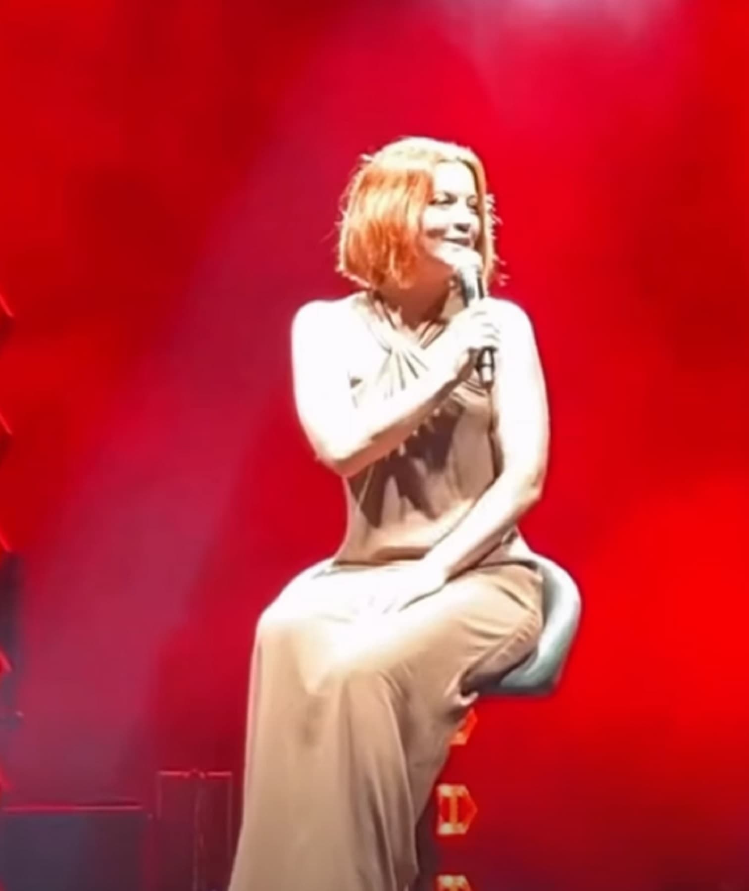Noemi torna sul palco in Sicilia con le stampelle: «Dove eravamo rimasti?»