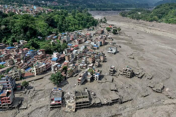 Alluvione tra Nepal e Tibet: 22 morti, 291 stranieri irreperibili. La Farnesina al lavoro: "Sono 90 gli italiani nell'area"