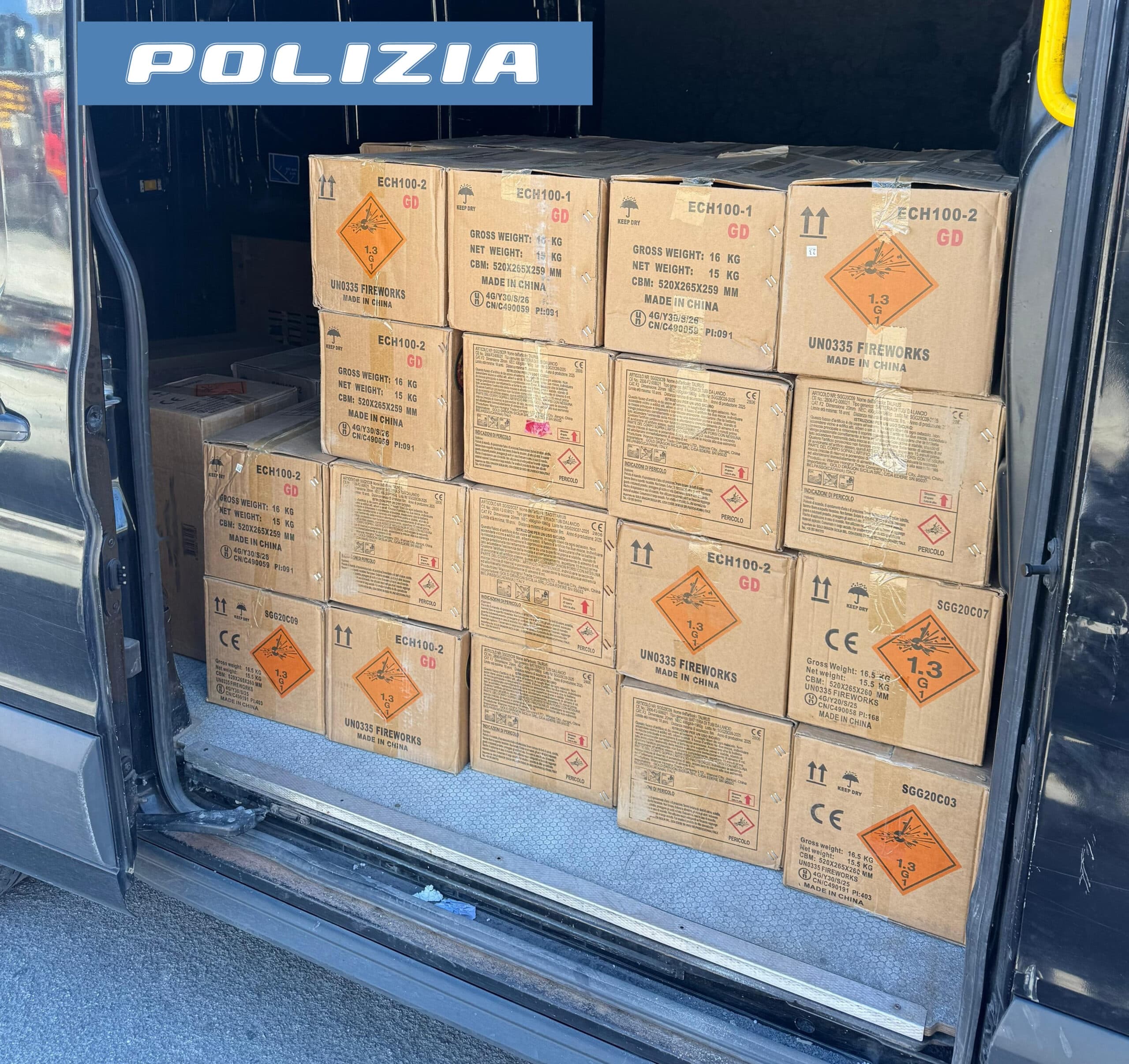 Una tonnellata di botti illegali stipati nel furgone: denunciato un 36enne a Catania