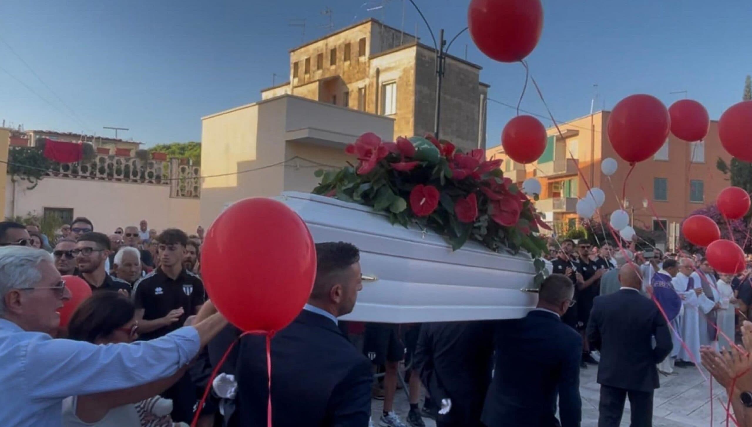 Un paese intero per l'addio a Lorena Isceri: "Cammini nella luce"
