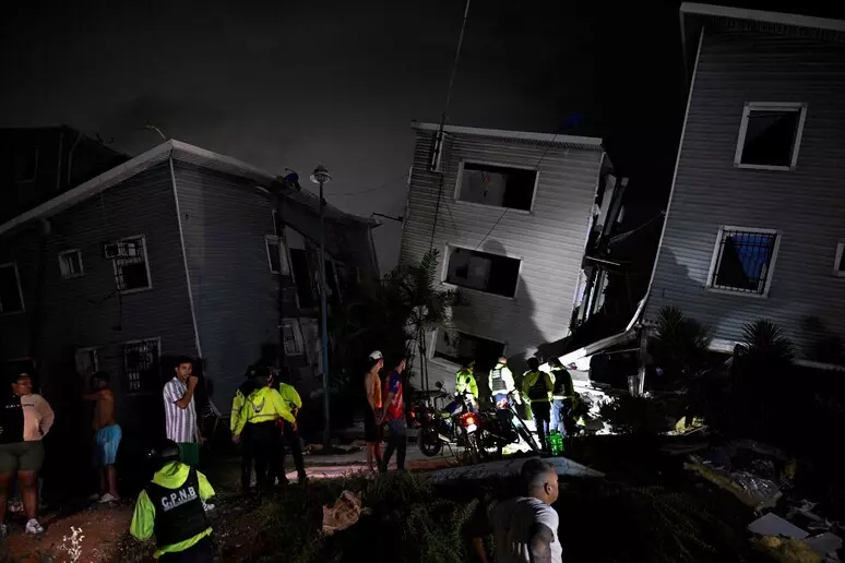 Terremoto in Venezuela, scossa di magnitudo 7.5: si scava tra i palazzi crollati. "Non risultano vittime italiane"